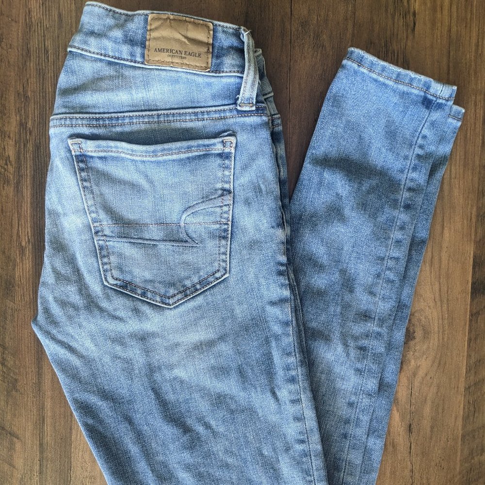 American Eagle light wash skinny jeans